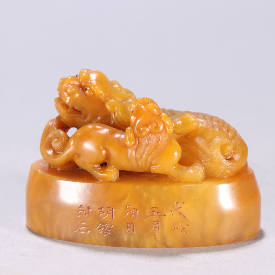 A Hu Yan style Tian Huang Shizi female beast button seal: Hu Yong style Tian Huang Shizi mother beast button seal SIZE: H:4.1cm W:6.2cm W:120g (The Dimensions Of All Batches Are Manually Measured.If You Need More Detailed Information, Please Contact Our Cust