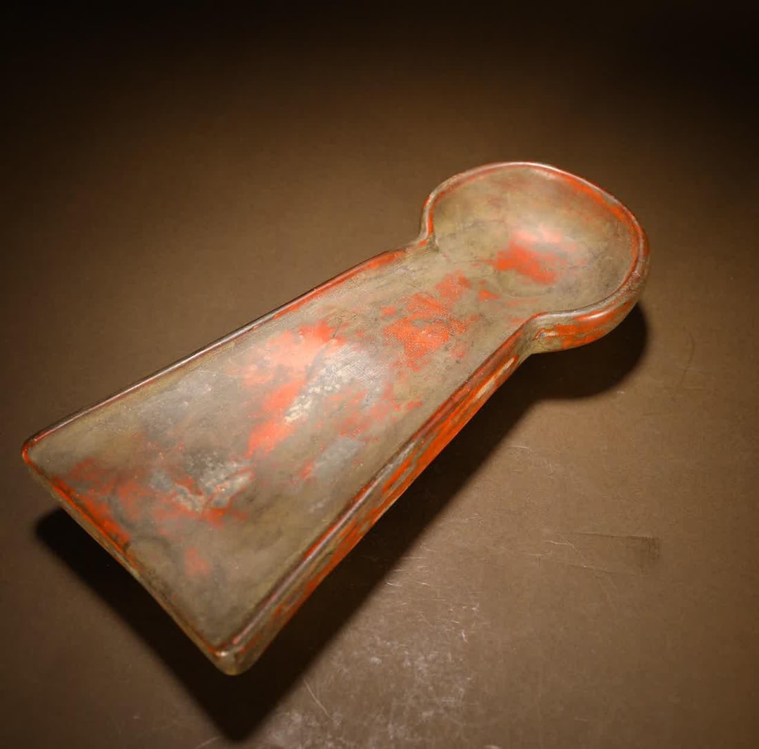 A piece of clear mud three-legged dustpan inkstone (1 of 9)