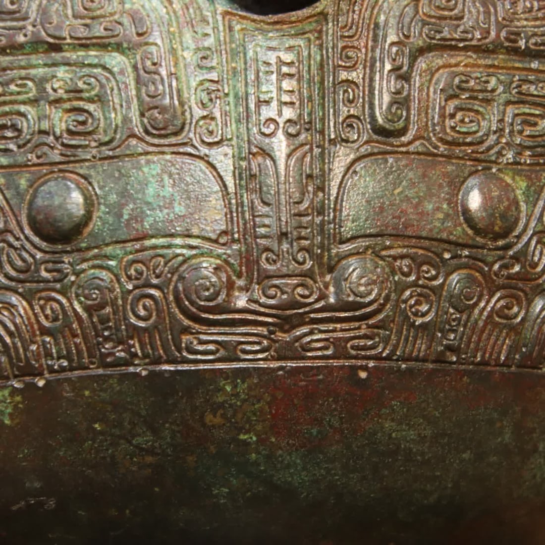 A bronze jar - 4