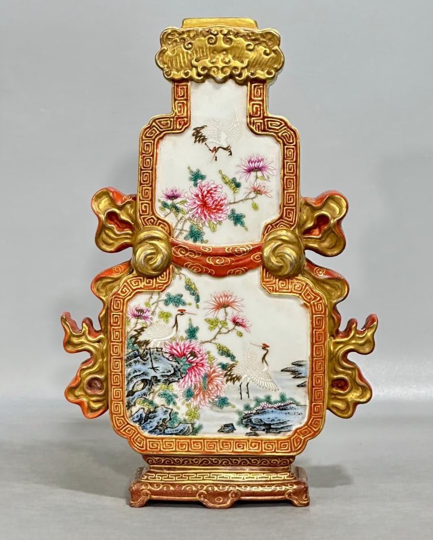 A pair of Qing Qianlong enamel alum red carved gilded window flower and bird pattern ruyi gourd flat: Qing Qianlong enamel alum red carving gilded window flower and bird pattern ruyi gourd flat bottle SIZE: H: 23cm Belly diameter 15.5cm (The Dimensions Of All Batches Are Manually Measured.If You Need 