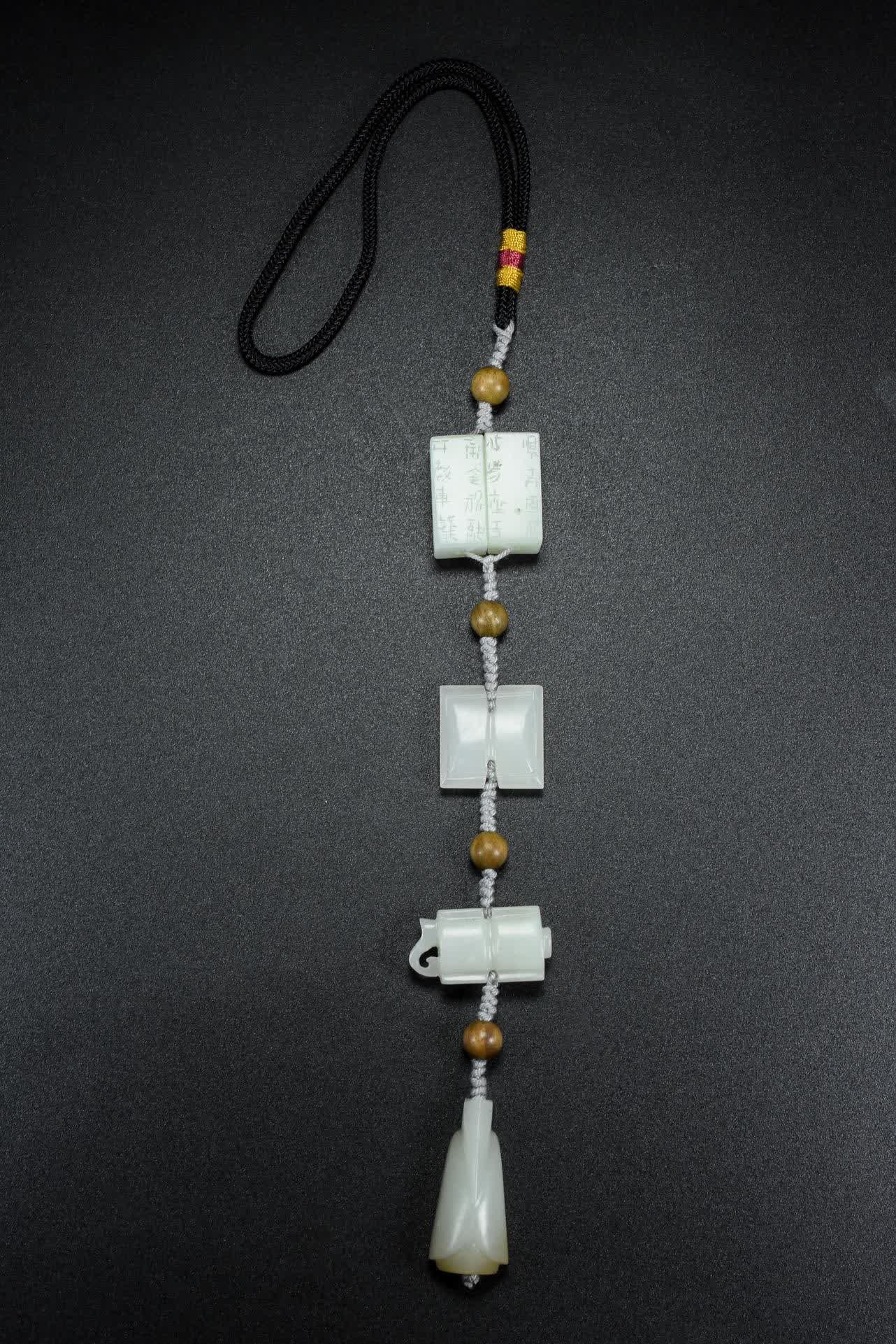 A Qing Dynasty jade treasure string - 3