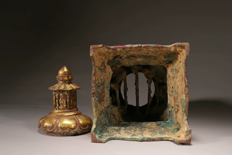 A copper gilt stupa - 9