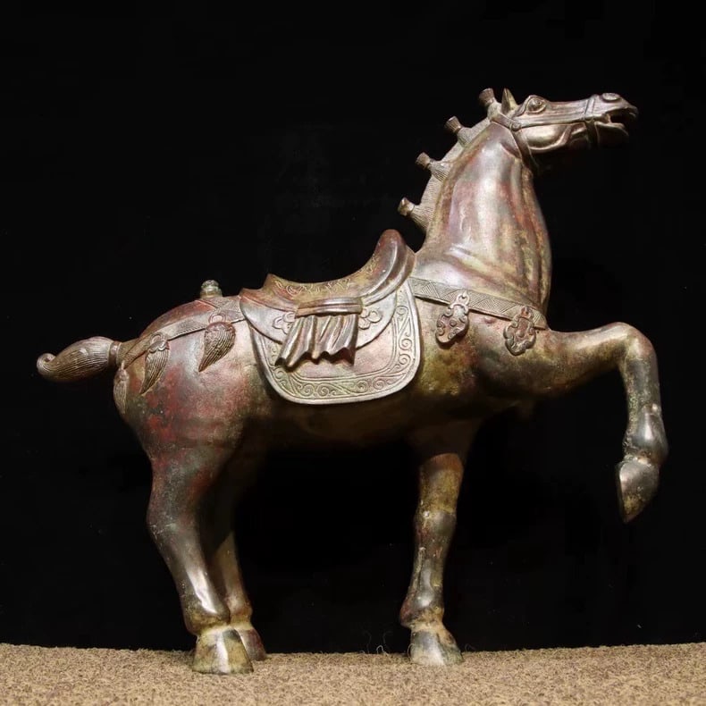 A bronze war horse of the Qing Dynasty: Qing Dynasty bronze war horse SIZE: 4x43x45cm W:5.1kg (The Dimensions Of All Batches Are Manually Measured.If You Need More Detailed Information, Please Contact Our Customer Service Before Bidding.)