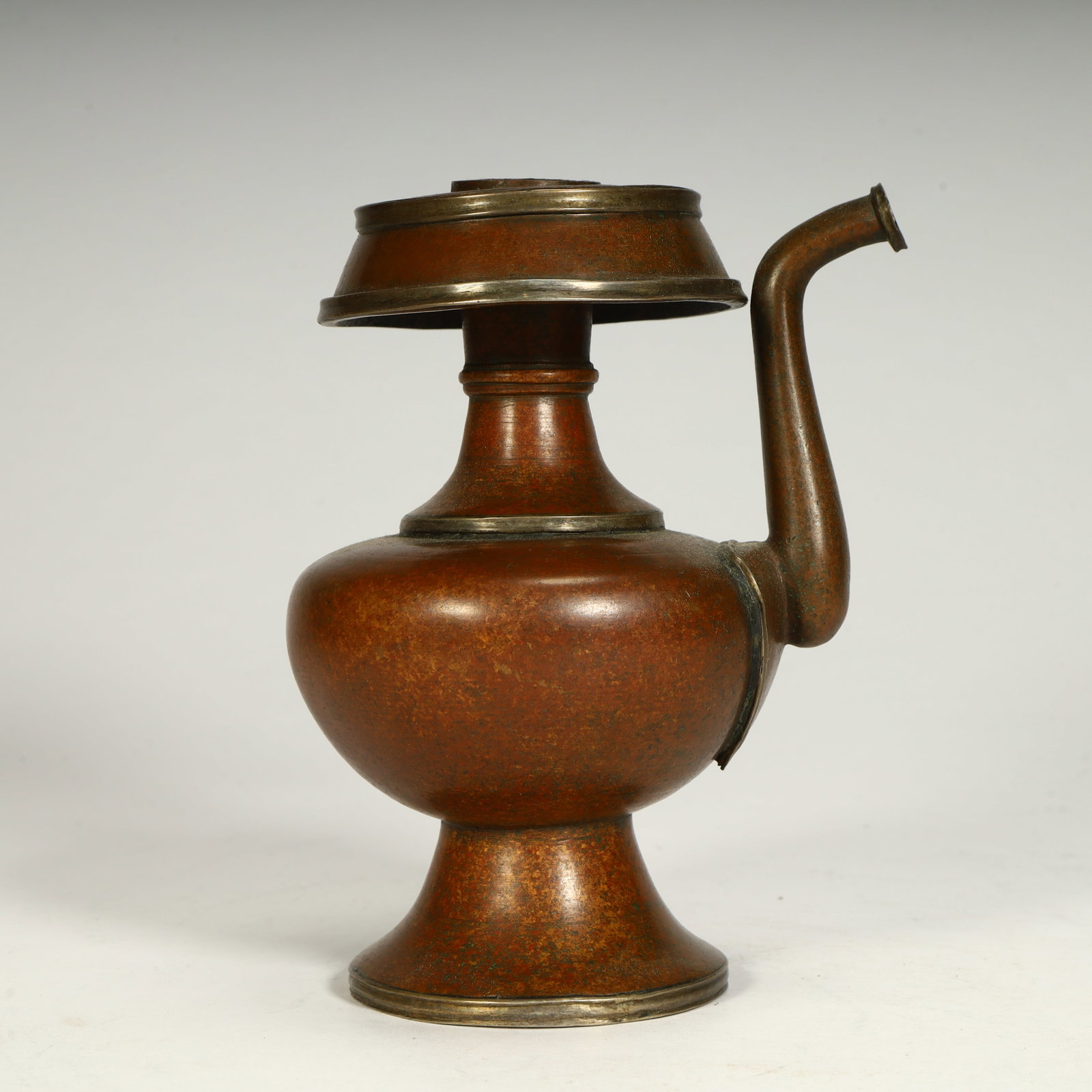 A Qing Dynasty copper-inlaid silver Benba pot: Qing Dynasty copper-inlaid silver Benba pot SIZE: H:14cm L:11cm W:8.5cm W:587g (The Dimensions Of All Batches Are Manually Measured.If You Need More Detailed Information, Please Contact Our Customer S