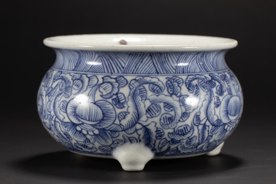 A three-legged furnace with a blue and white floral pattern in the Qing Dynasty: Qing Dynasty blue and white flower pattern three-legged stove SIZE: L:16.5cm W:16.5cm H:10cm W:1080g (The Dimensions Of All Batches Are Manually Measured.If You Need More Detailed Information, Please 