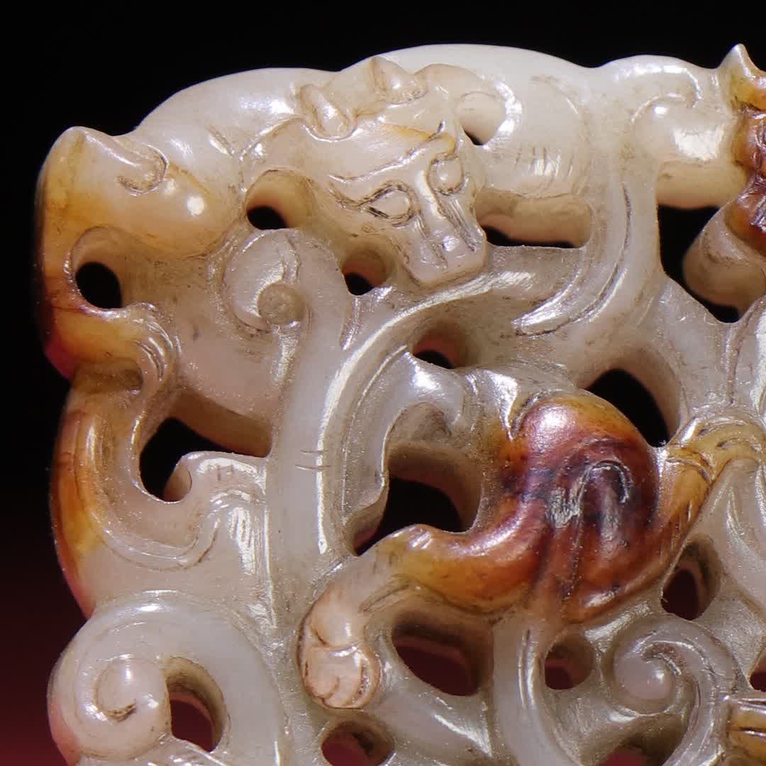 A Han Dynasty dragon pendant - 2