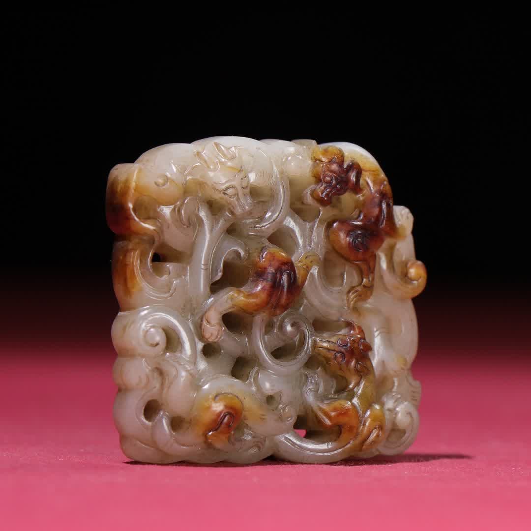 A Han Dynasty dragon pendant - 4