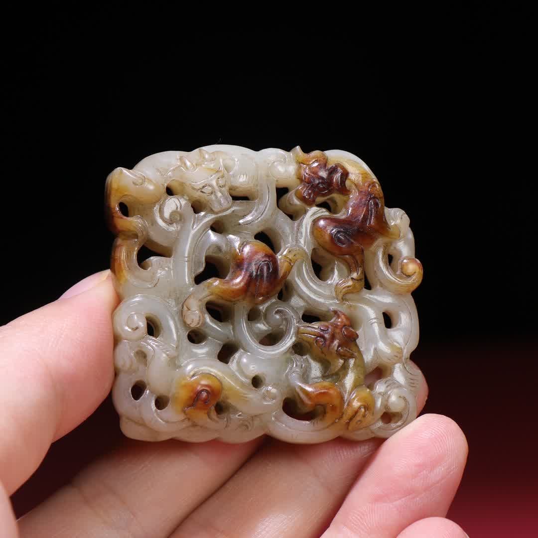 A Han Dynasty dragon pendant - 9