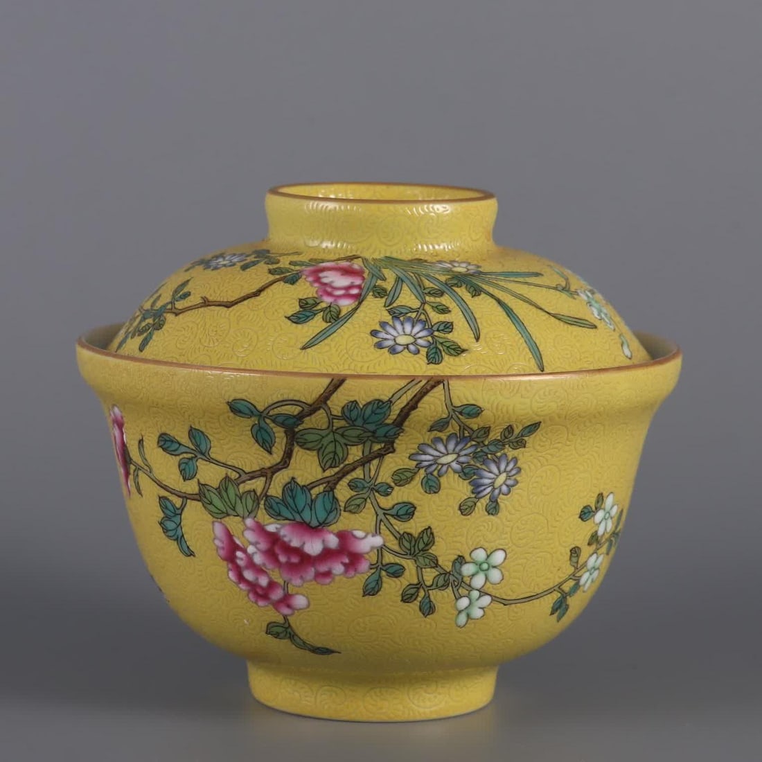 A yellow pastel floral pattern gaiwan made in the Qianlong period of the Qing Dynasty: Qing Qianlong year yellow pastel flower pattern gaiwan SIZE: H: 9.2cm Cap diameter 10.5cm (The Dimensions Of All Batches Are Manually Measured.If You Need More Detailed Information, Please Contact Our