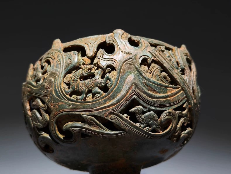 A bronze plate smoker - 5
