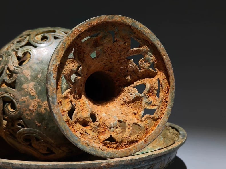 A bronze plate smoker - 8