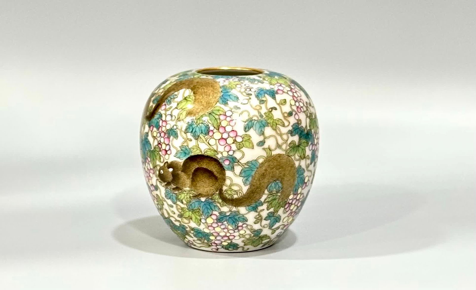 A Qing Qianlong pastel squirrel eats grape-patterned apple zun - 2