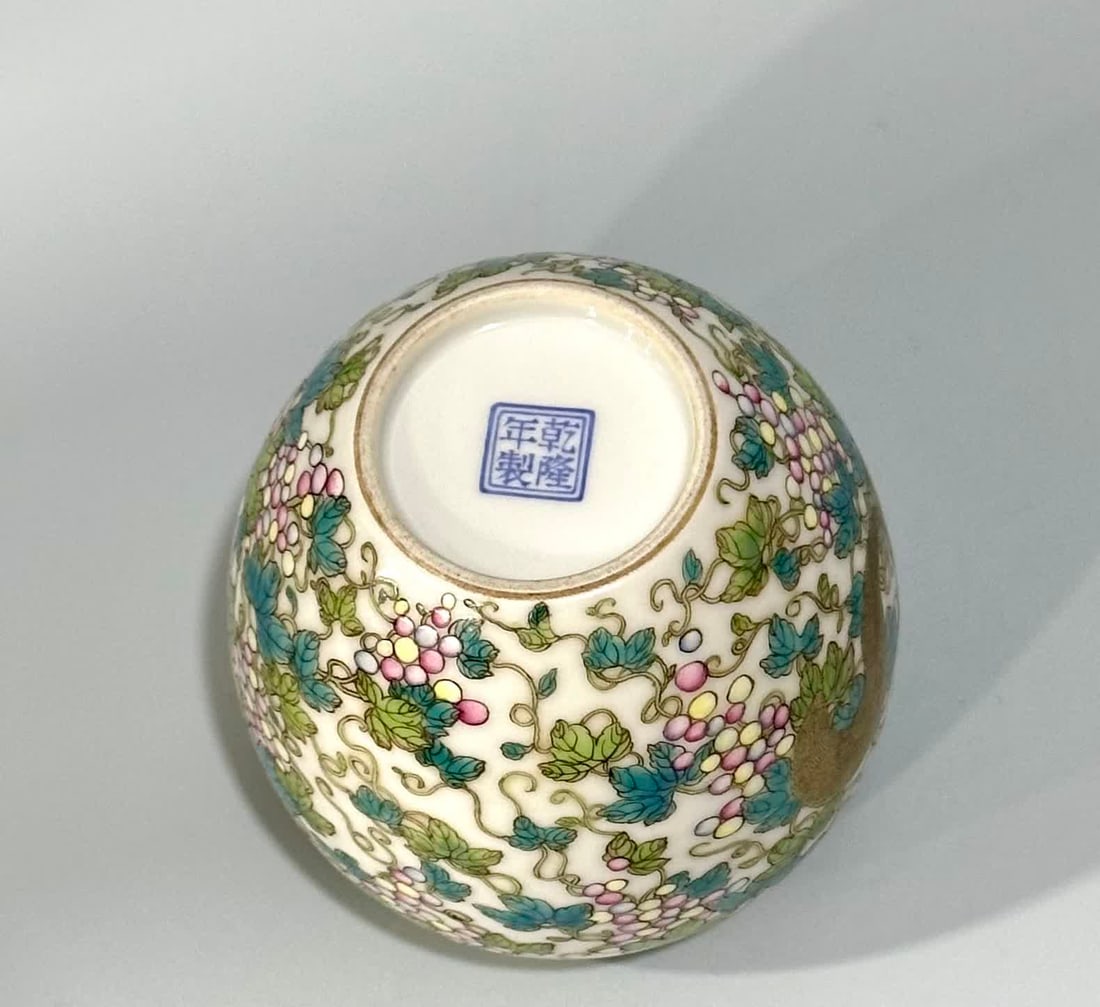 A Qing Qianlong pastel squirrel eats grape-patterned apple zun - 8