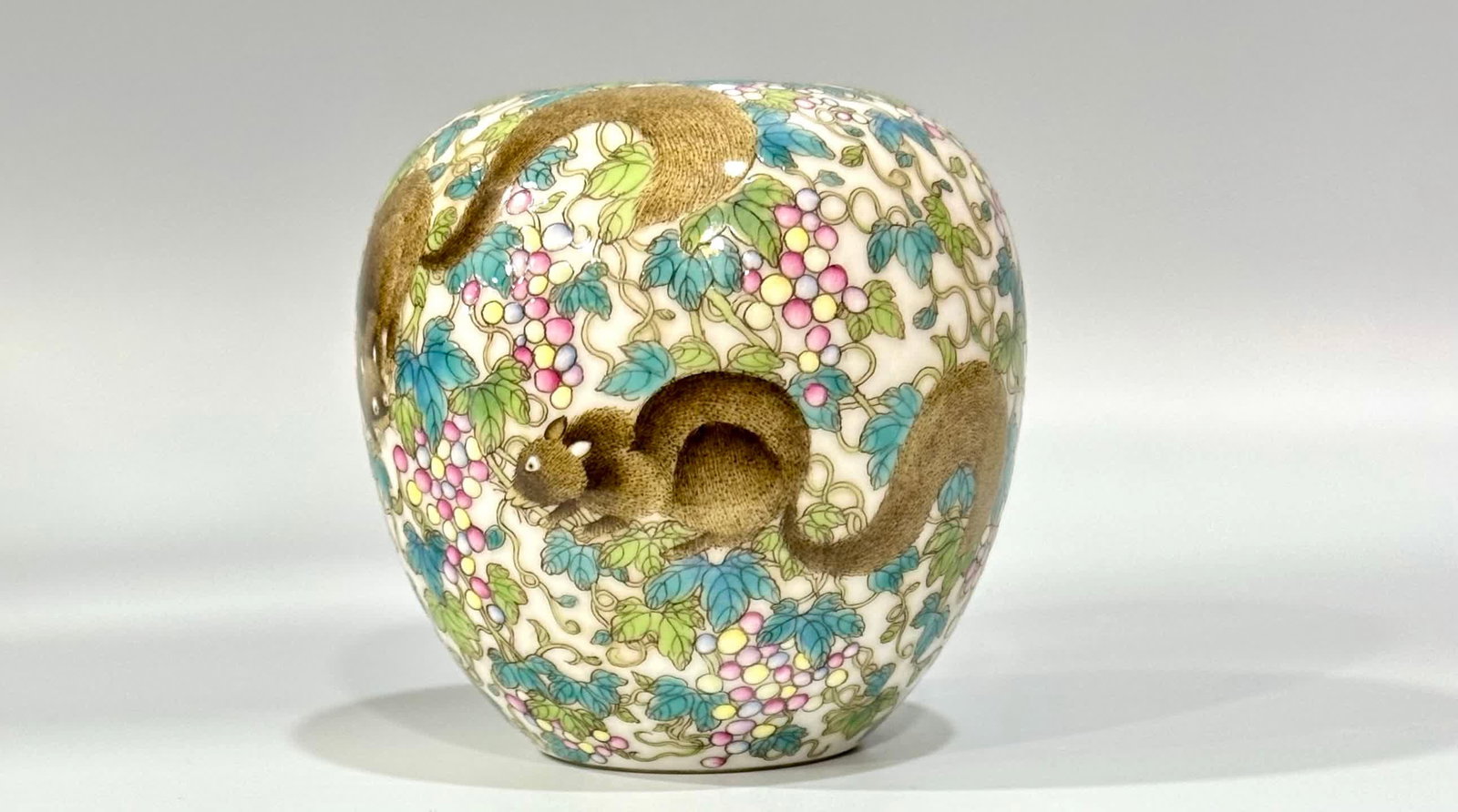 A Qing Qianlong pastel squirrel eats grape-patterned apple zun - 9