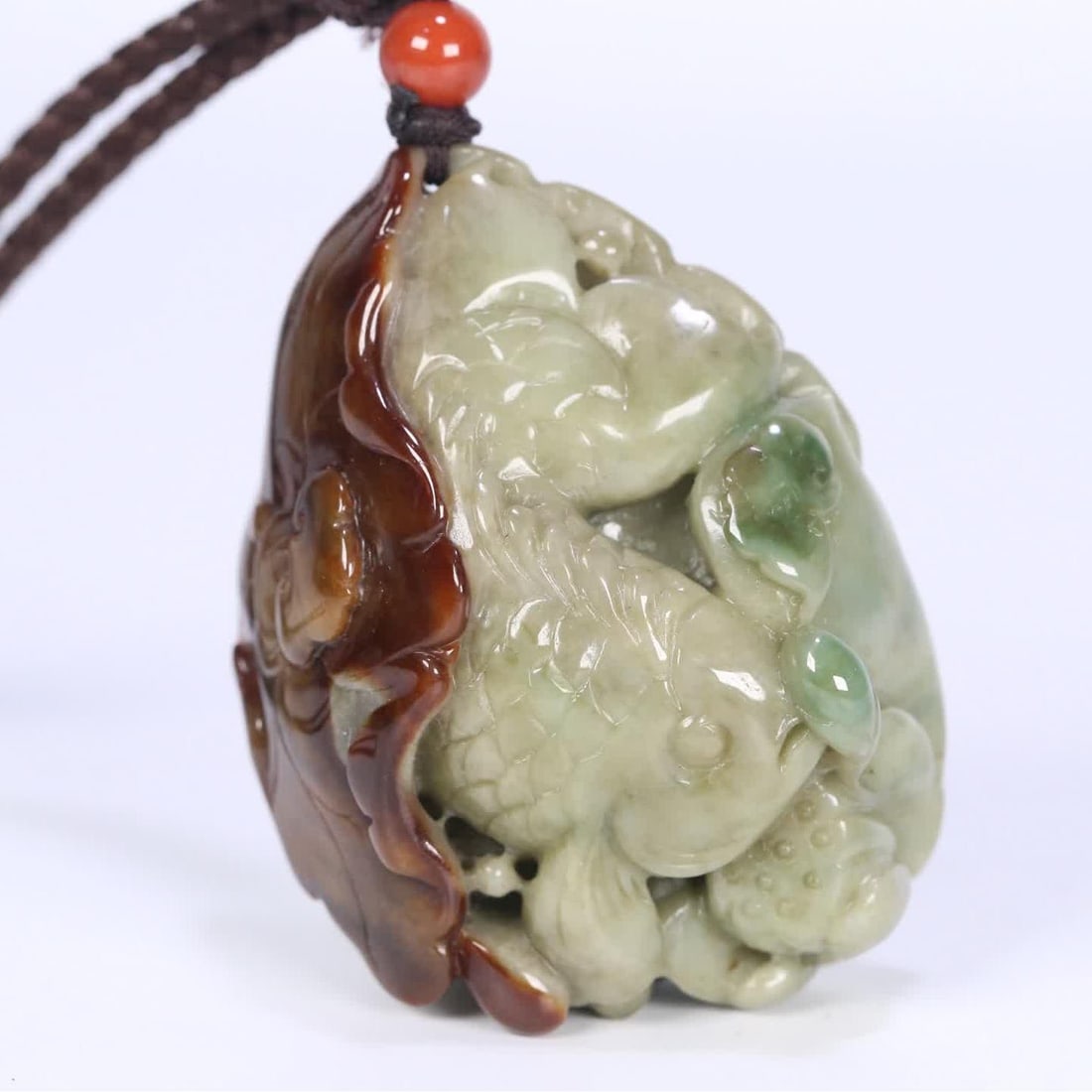 A piece of jade lotus has a fish handle: Qing Dynasty jade lotus has fish handles SIZE: 6.2x4.8x2.6cm W:110.8g (The Dimensions Of All Batches Are Manually Measured.If You Need More Detailed Information, Please Contact Our Customer Service Be