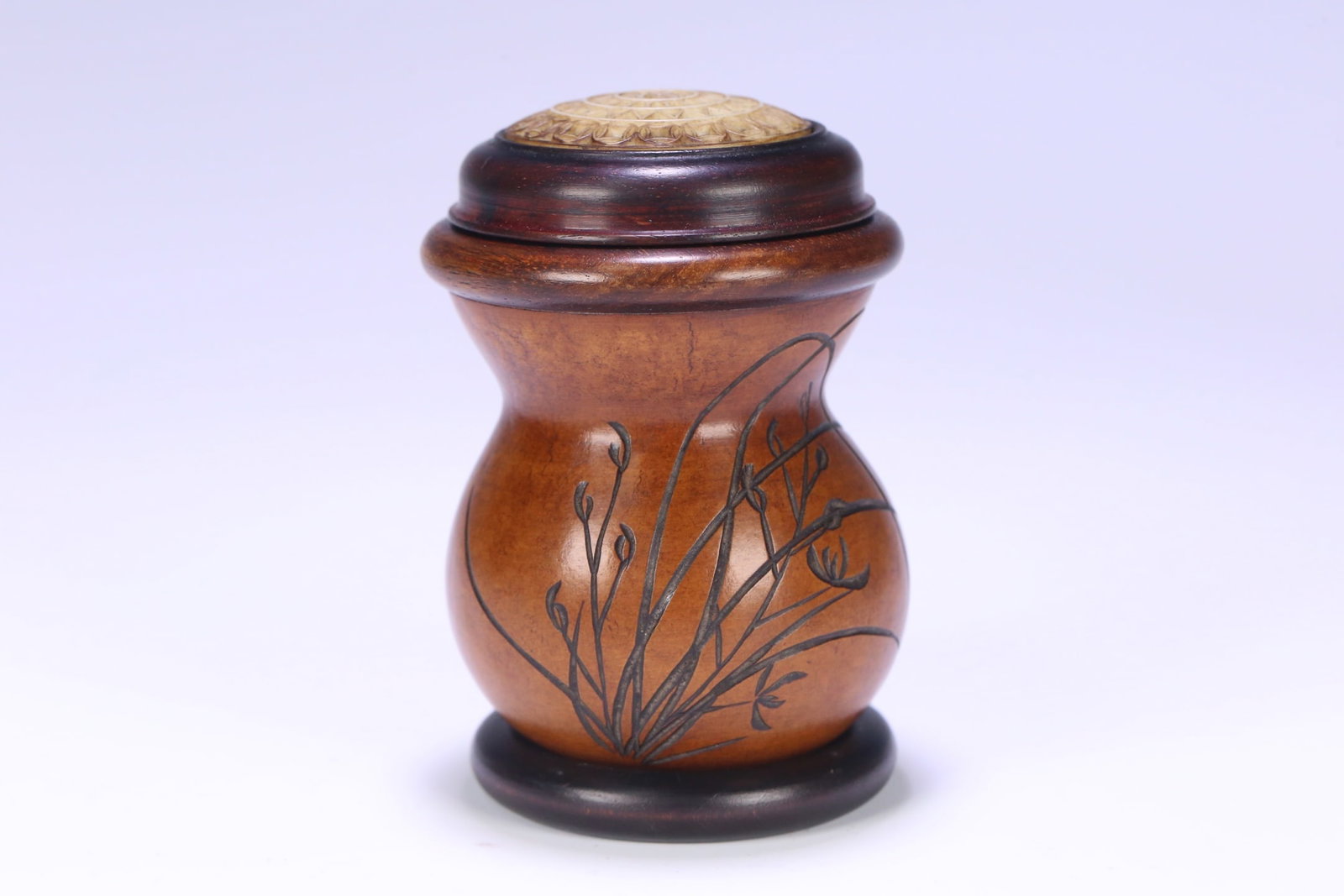 An Exquisite Zitanwood Flower Pattern Jar: An Exquisite Zitanwood Flower Pattern Jar Qing Dynasty, China Size:10.3cmx7.1cm (The Dimensions Of All Batches Are Manually Measured.If You Need More Detailed Information, Please Contact Our Customer 