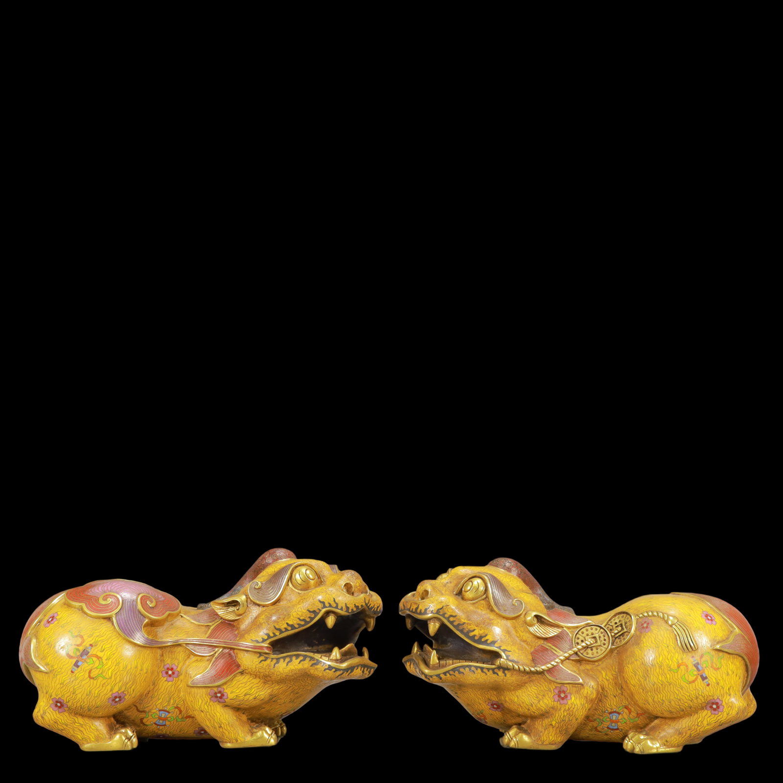 A Pair of Rare Cloisonne Auspicious Beast Ornament: A Pair of Rare Cloisonne Auspicious Beast Ornament Qing Dynasty China Qianlong Four-character Mark Size:31cmx15.5cmx17.5cm Total Weight:12500g ?? (The Dimensions Of All Batches Are Manually
