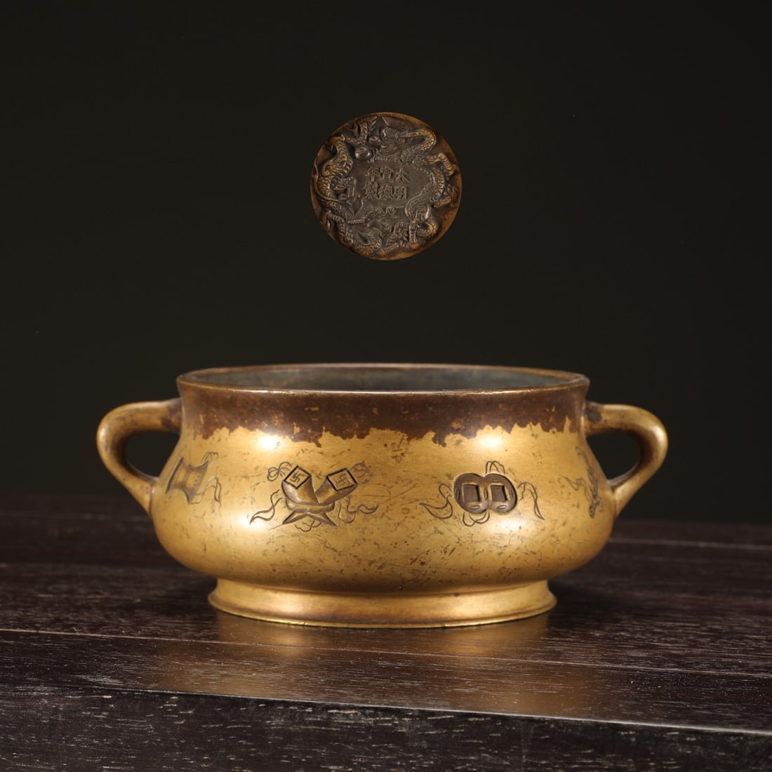 An Exquisite Bronze Dragon Pattern Double-Ears Censer: An Exquisite Bronze Dragon Pattern Double-Ears Censer Ming Dynasty, China Xuande Six-character Mark Size:6cmx14.5cm Weight:750g (The Dimensions Of All Batches Are Manually Measured.If You Need More De