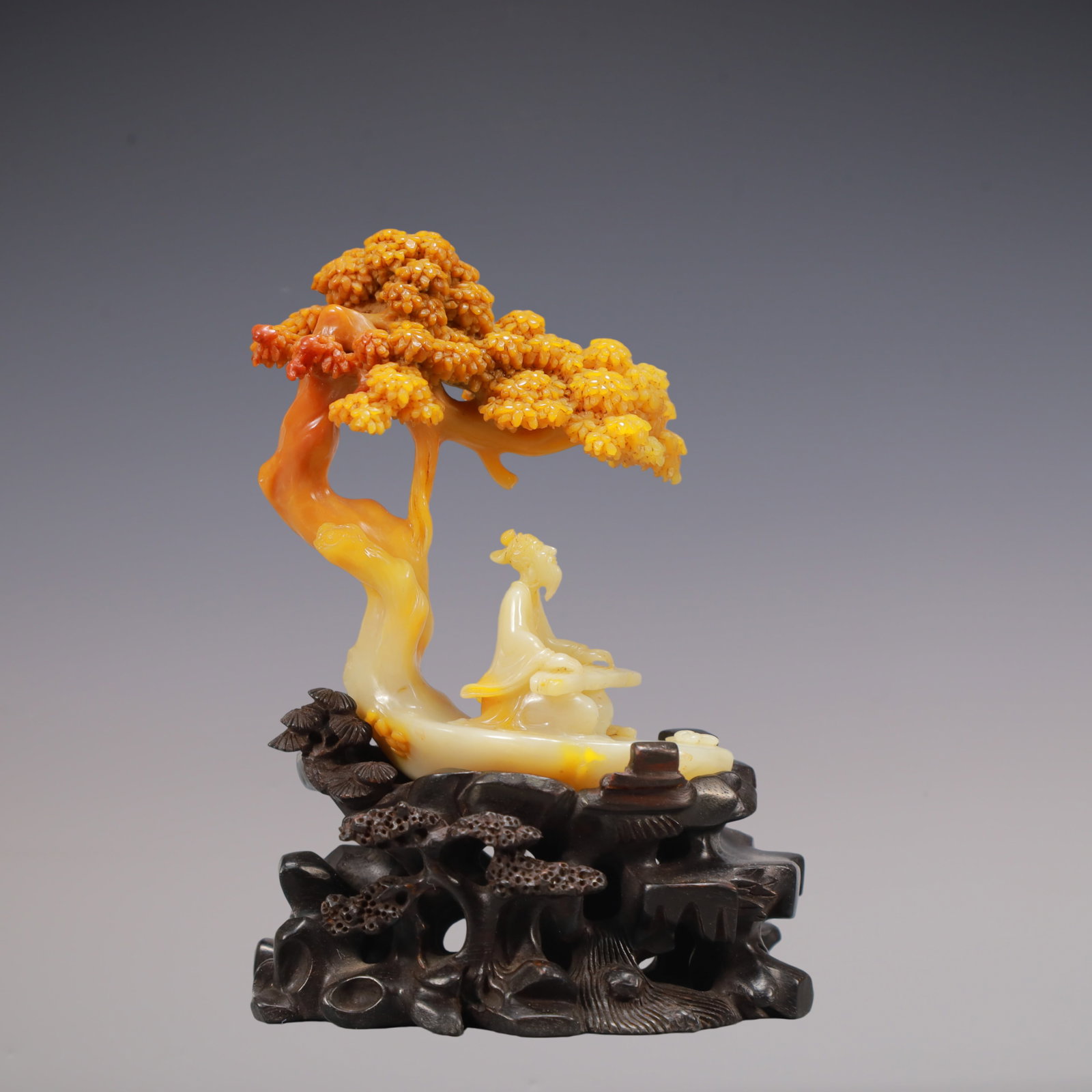 A Exquisite Shoushan Stone Character and Story Pattern Ornament: A Exquisite Shoushan Stone Character and Story Pattern Ornament Qing Dynasty, China Size:10cmx4.5cmx11cm Weight:200g (The Dimensions Of All Batches Are Manually Measured.If You Need More Detailed