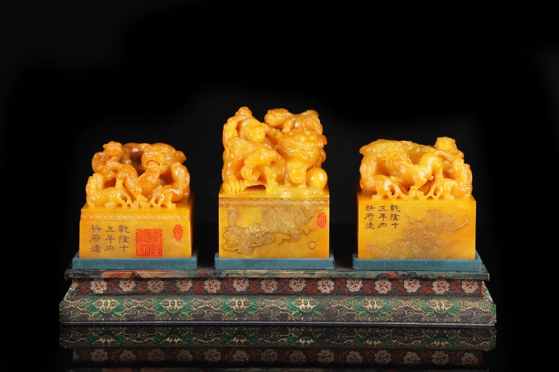A Set of Fine Shoushan Stone Auspicious Beast Seal Ornament: A Set of Fine Shoushan Stone Auspicious Beast Seal Ornament Qing Dynasty, China Size:12cmx9cmx9cm Weight:4.5kg (The Dimensions Of All Batches Are Manually Measured.If You Need More Detailed