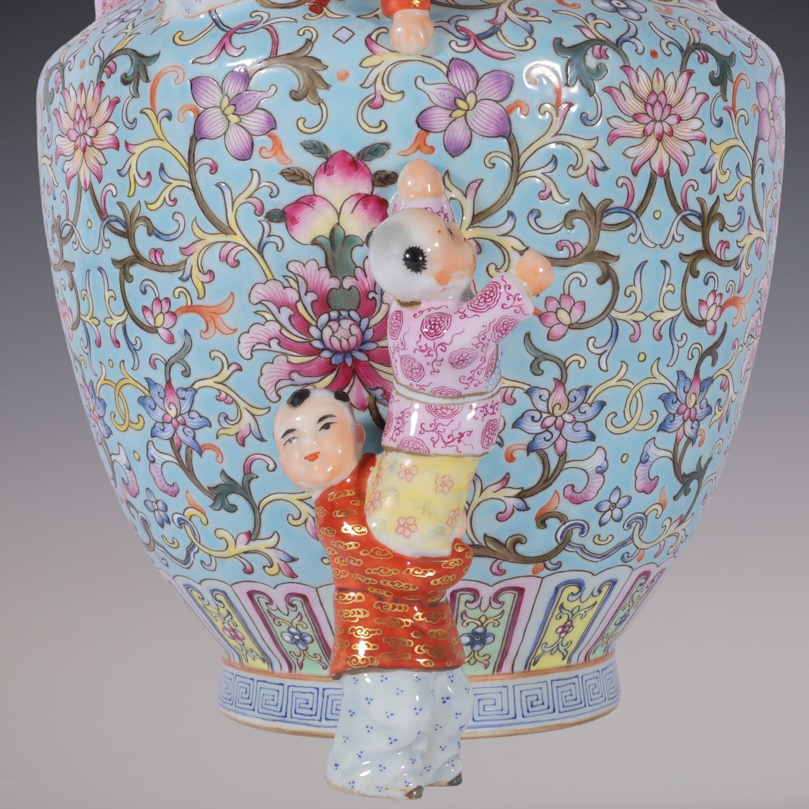 An Exquisite Enamel Green Ground Lotus Pattern Vase - 3