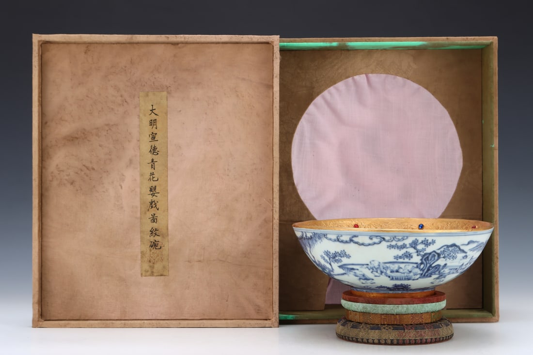 An Exquisite Blue and White Cover with Gold Character and Story Pattern Bowl: An Exquisite Blue and White Cover with Gold Character and Story Pattern Bowl Ming Dynasty, China Xuande Six-character Mark Size:7.7cmx20.2cm (The Dimensions Of All Batches Are Manually Measured.If