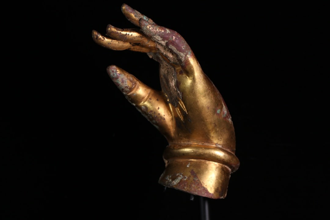 An Exquisite Gilt Bronze Buddha's hand Ornament: An Exquisite Gilt Bronze Buddha's hand Ornament Qing Dynasty, China Size:33cmcmx7.65cmx6.65cm Weight:1306g (The Dimensions Of All Batches Are Manually Measured.If You Need More Detailed Information,