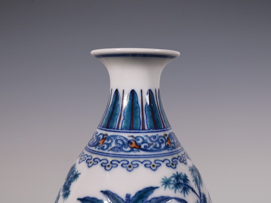An Exquisite Doucai Banana Leaf Pattern Vase - 2