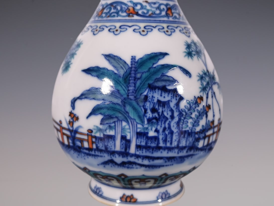 An Exquisite Doucai Banana Leaf Pattern Vase - 6
