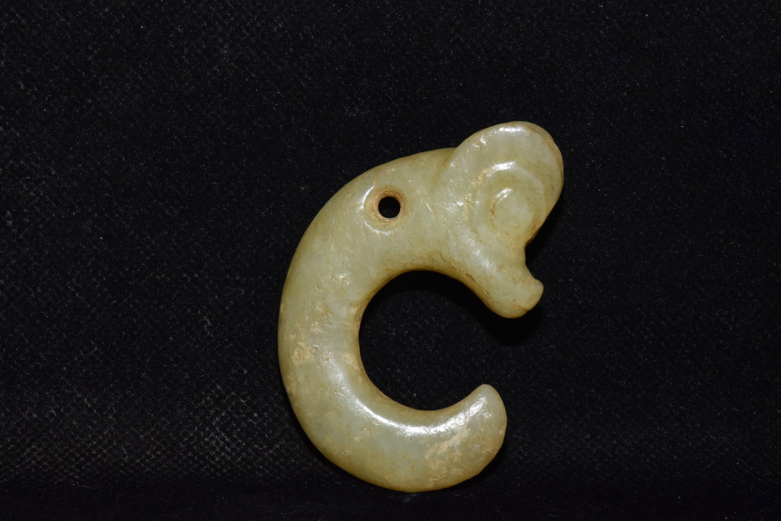 An Exquisite Hemo Jade 'Boar& Dragon' Ornament: An Exquisite Hemo Jade 'Boar& Dragon' Ornament Hong Shan Culture Size:7cmx4cm Weight:40g (The Dimensions Of All Batches Are Manually Measured.If You Need More Detailed Information, Please Contact Our 