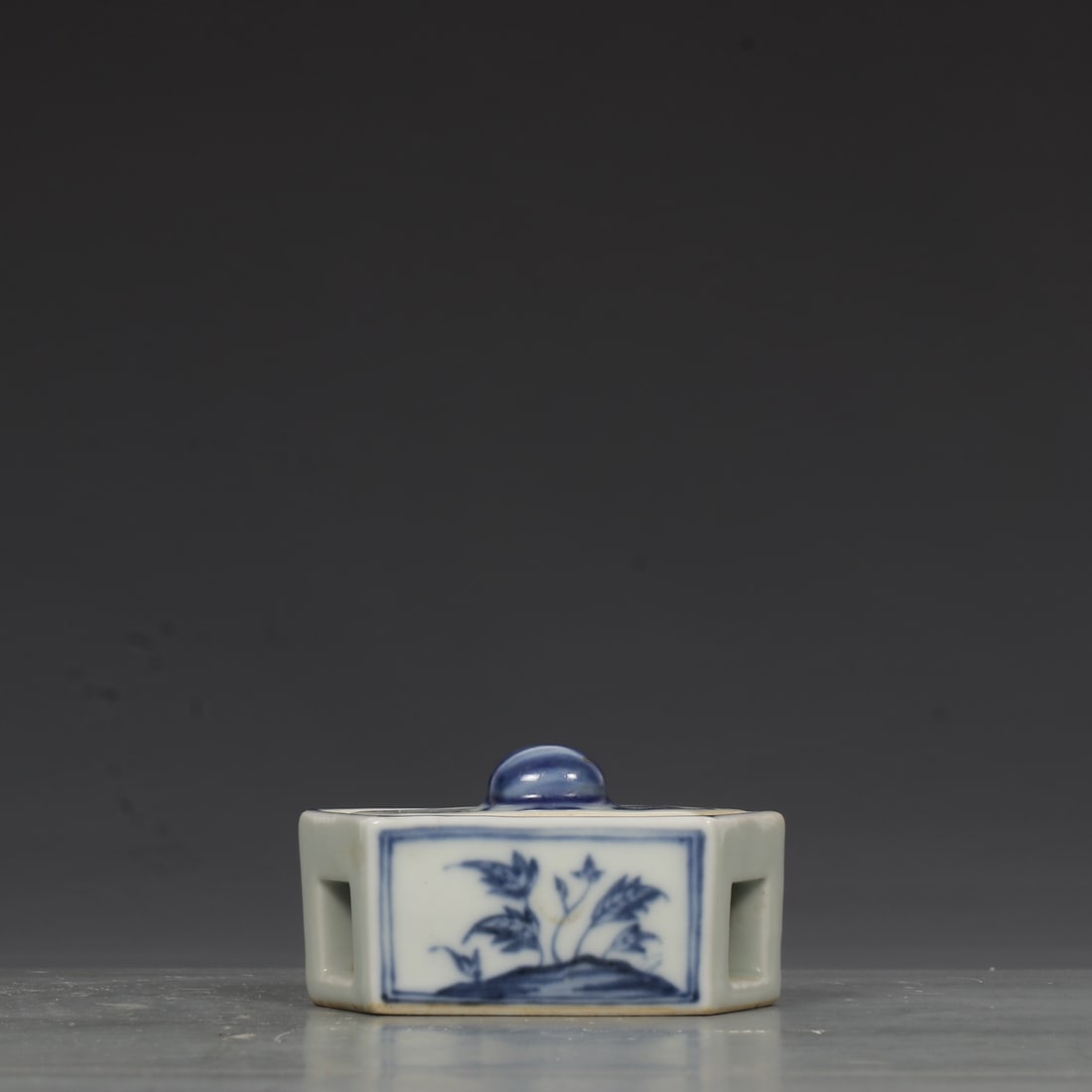 An Exquisite Blue and White Flower Pattern Ornament - 2
