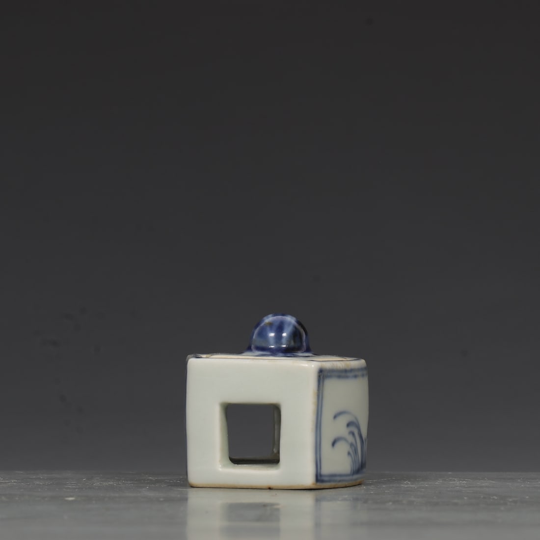 An Exquisite Blue and White Flower Pattern Ornament - 4