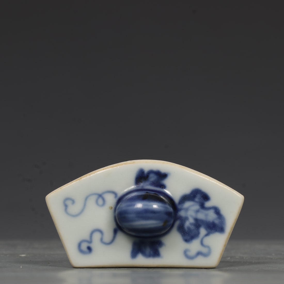 An Exquisite Blue and White Flower Pattern Ornament - 7