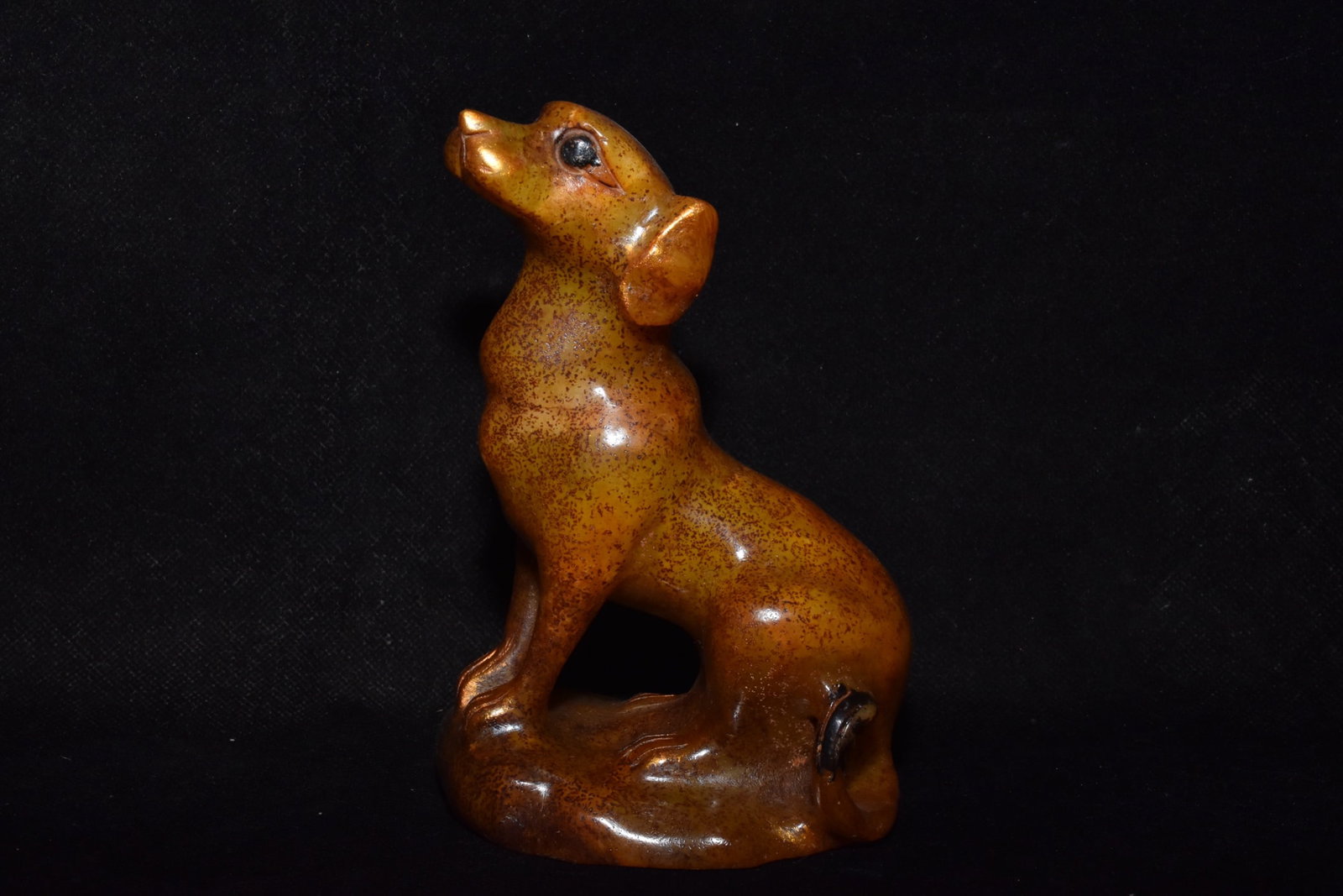An Exquisite White Jade Dog Ornament: An Exquisite White Jade Dog Ornament Hong Shan Culture Size:15cmx10cm Weight:640g (The Dimensions Of All Batches Are Manually Measured.If You Need More Detailed Information, Please Contact Our