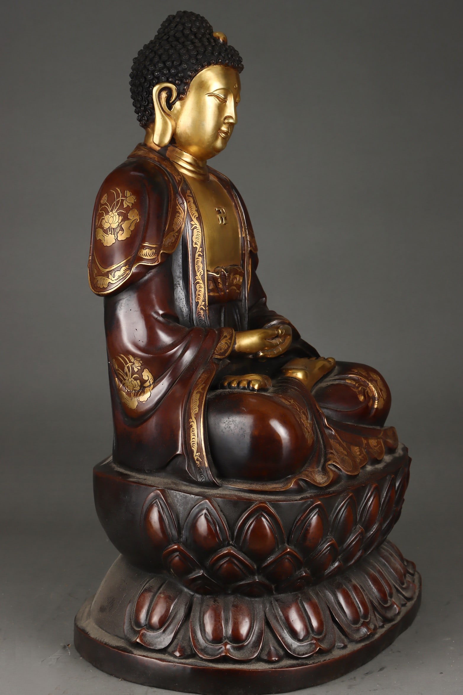 An Exquisite Gilt Bronze Buddha Statue - 2