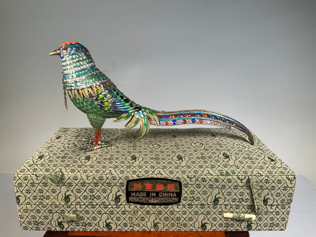 An Exquisite Gilt Silver Inlaid Gems Bird-Shaped Box: An Exquisite Gilt Silver Inlaid Gems Bird-Shaped Box Modern Time of China Size:9cmx18cm Weight:134g (The Dimensions Of All Batches Are Manually Measured.If You Need More Detailed Information, Please