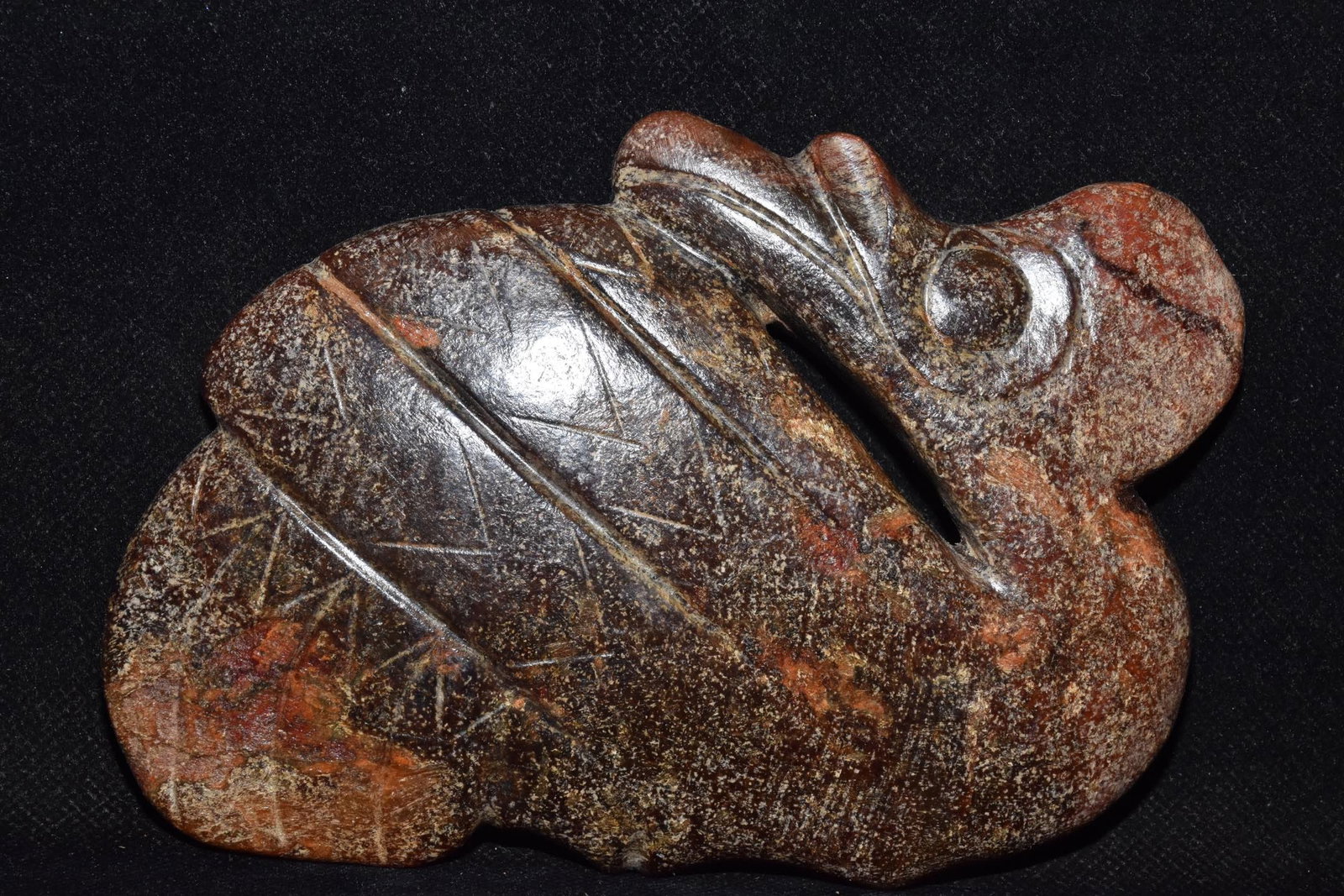 An Exquisite Hemo Jade Bird Ornament: An Exquisite Hemo Jade Bird Ornament Hong Shan Culture Size:11cmx14.5cm Weight:380g (The Dimensions Of All Batches Are Manually Measured.If You Need More Detailed Information, Please Contact Our