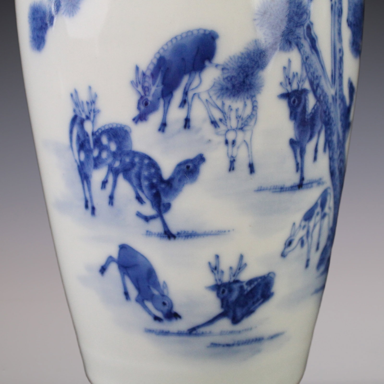 An Exquisite Blue and White Animal Pattern Vase - 4