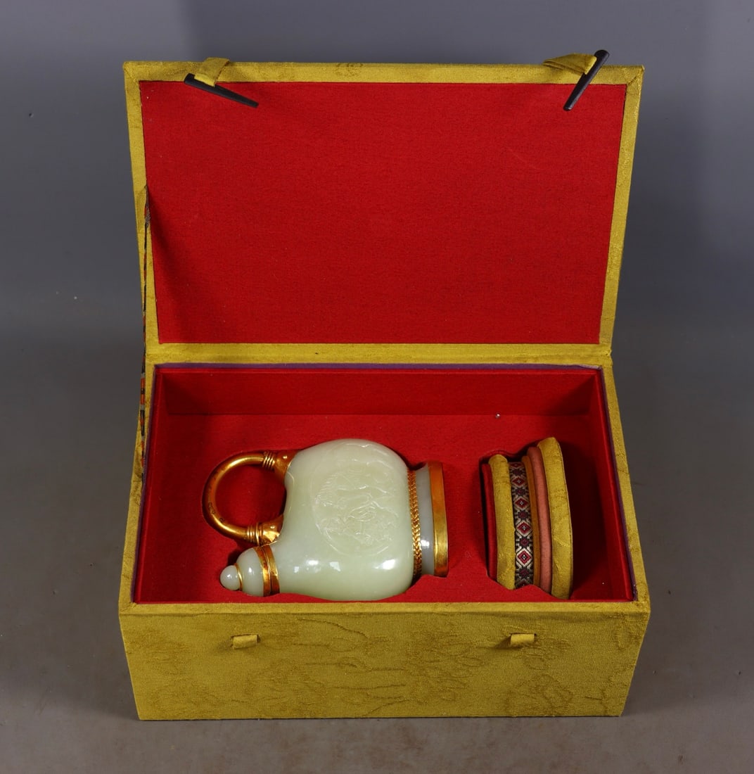 An Exquisite White Jade Covered silver-gilt Character and Story Pattern Ewer: An Exquisite White Jade Covered silver-gilt Character and Story Pattern Ewer Qing Dynasty, China Size:12.5cmx10cmx4.5cm Weight:374g (The Dimensions Of All Batches Are Manually Measured.If You Need
