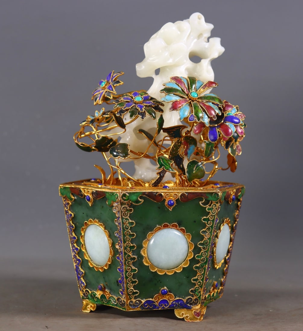 An Exquisite Jasper Inlaid White Jade Cover with Gold Flower Pattern Bonsai: An Exquisite Jasper Inlaid White Jade Cover with Gold Flower Pattern Bonsai Qing Dynasty, China Qianlong Four-character Mark Size:20.5cmx12cm Weight:1174g (The Dimensions Of All Batches Are Manually