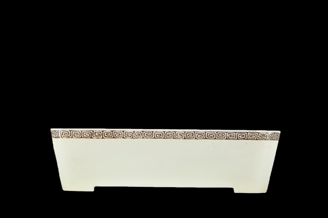 A Marvelous White Jade Dish: A Marvelous White Jade Dish. Chinese Qing Dynasty. Qianlong Four-Character Mark. Size:11cmx10cmx3cm. Weight:210g (The Dimensions Of All Batches Are Manually Measured.If You Need More Detailed Informat