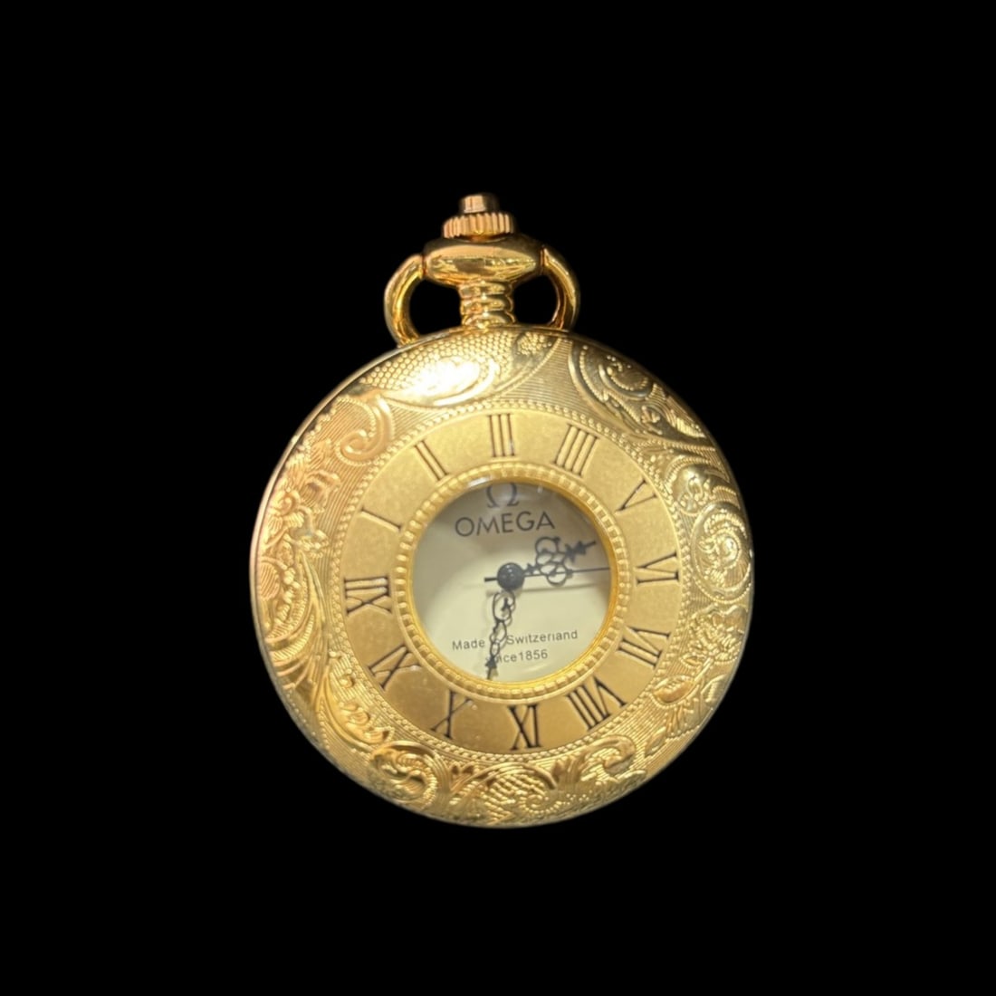 An Exquisite Gilt Bronze Flower Pattern Pocket watch: An Exquisite Gilt Bronze Flower Pattern Pocket watch Qing Dynasty, China Size:5cm (The Dimensions Of All Batches Are Manually Measured.If You Need More Detailed Information, Please Contact Our