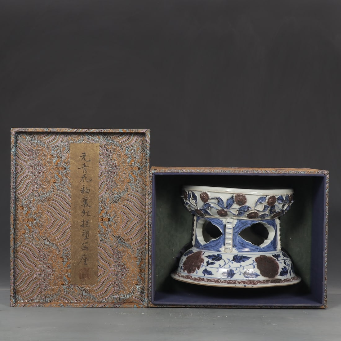 An Exquisite Blue and White Underglaze-Red Lotus Pattern Ornament: An Exquisite Blue and White Underglaze-Red Lotus Pattern Ornament Yuan Dynasty, China Size:18cmx25.2cm (The Dimensions Of All Batches Are Manually Measured.If You Need More Detailed Information,