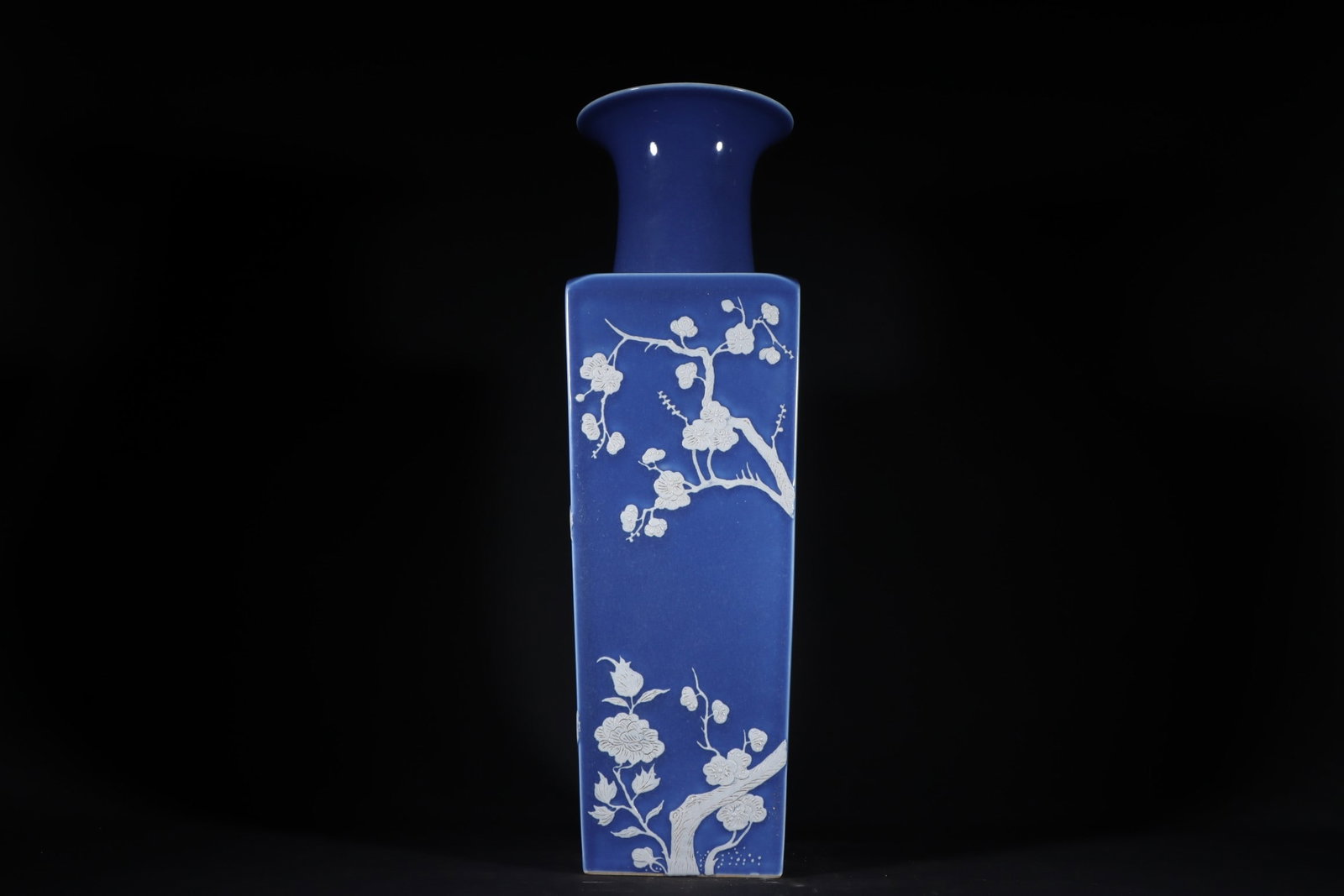 An Exquisite Blue Glazed Flower and Bird Pattern Vase: An Exquisite Blue Glazed Flower and Bird Pattern Vase Qing Dynasty, China Size:54cmx16cm (The Dimensions Of All Batches Are Manually Measured.If You Need More Detailed Information, Please Contact Our