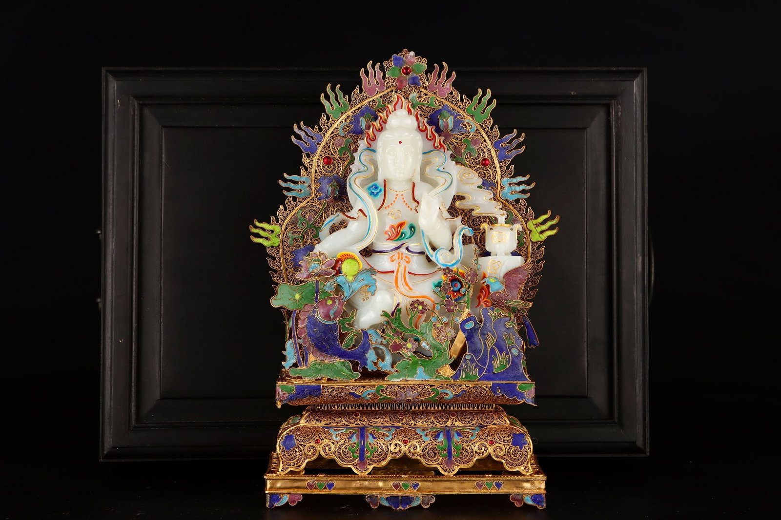 An Exquisite Gilt Bronze Inlaid White Jade Statue of Avalokitesvara Ornament: An Exquisite Gilt Bronze Inlaid White Jade Statue of Avalokitesvara Ornament Qing Dynasty, China Qianlong Four-character Mark Size:33cmx19.5cm Weight:1984g (The Dimensions Of All Batches Are Manually 