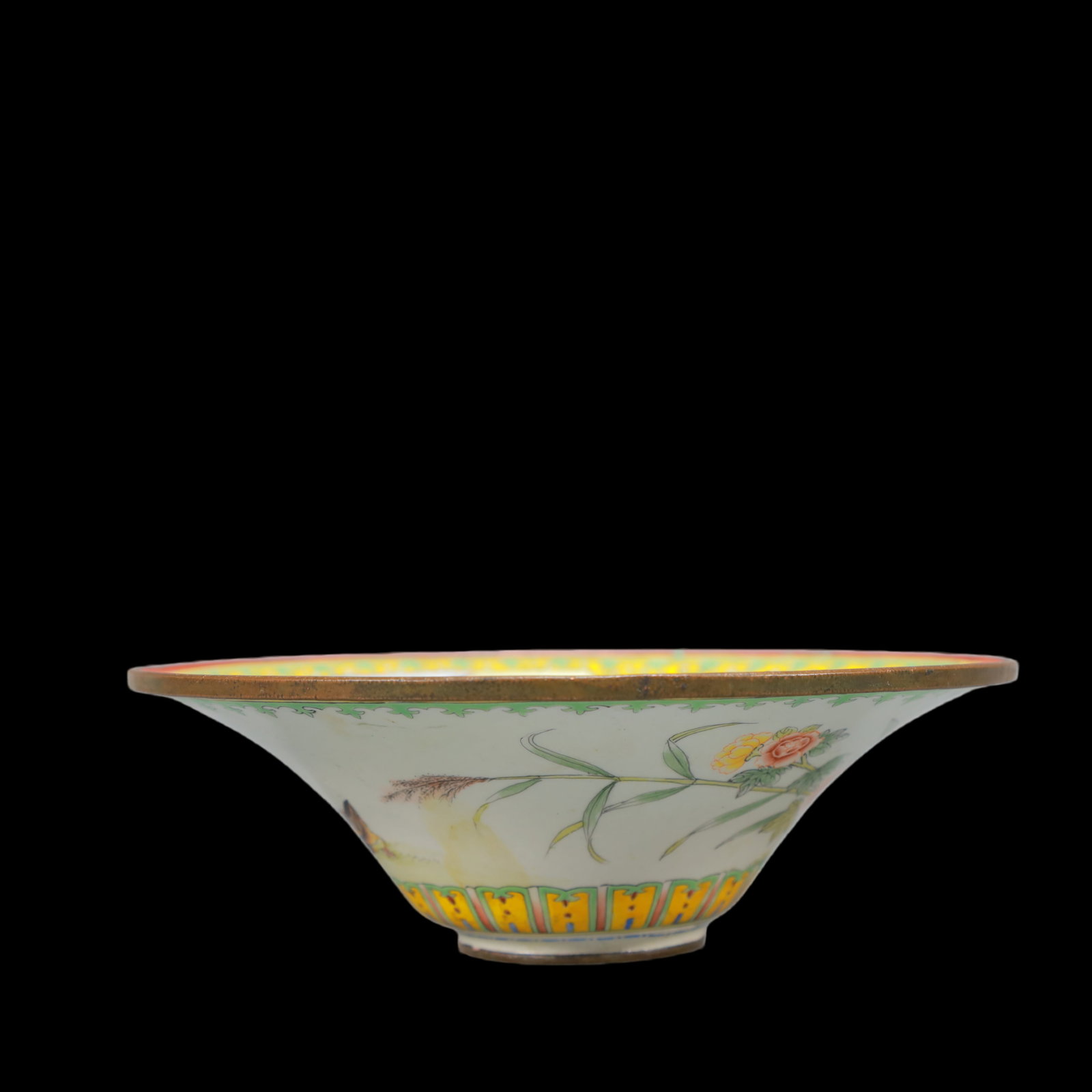 A Exquisite Coppery Enamel Lotus Pattern Character and Story Pattern Cup: A Exquisite Coppery Enamel Lotus Pattern Character and Story Pattern Cup Qing Dynasty, China Qianlong Four-character Mark Size:15.5cmx5cm Weight:250g (The Dimensions Of All Batches Are Manually Measur