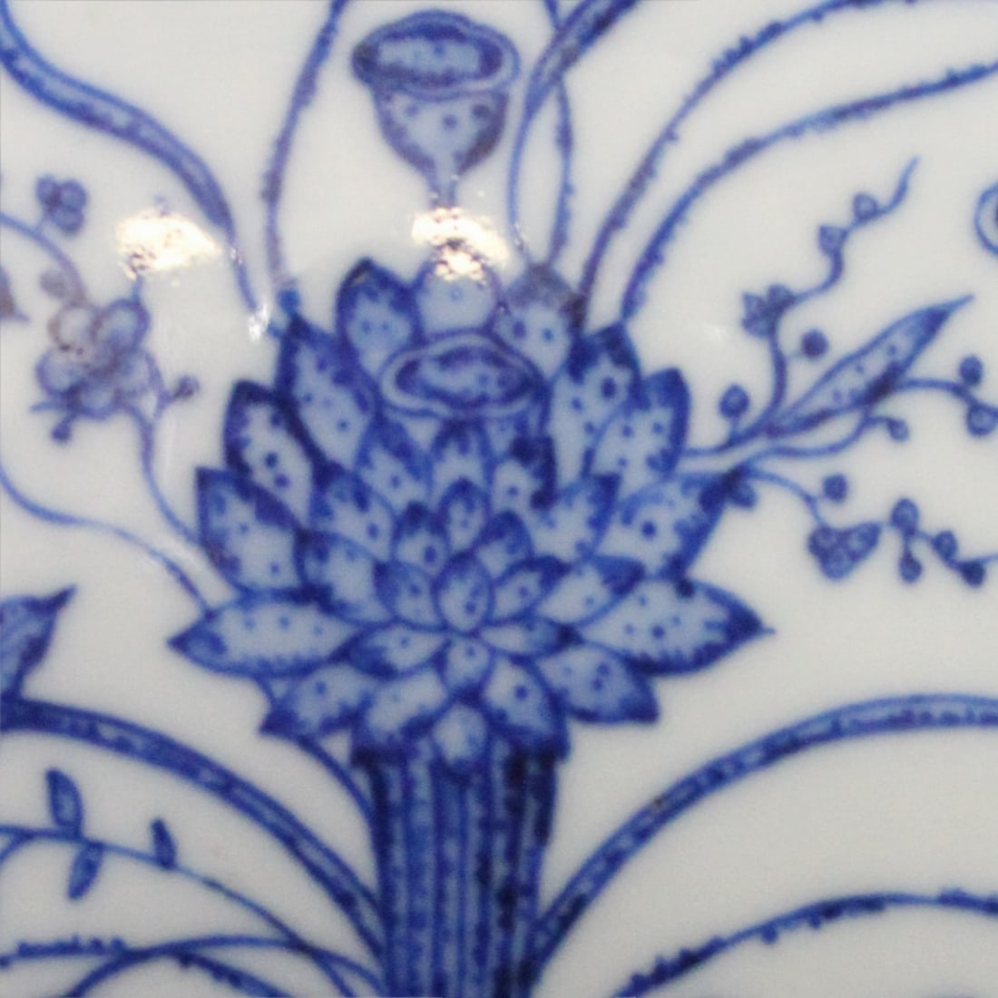 An Exquisite Blue and White Flower Pattern Lotus Pattern Double-Ears Vase - 4