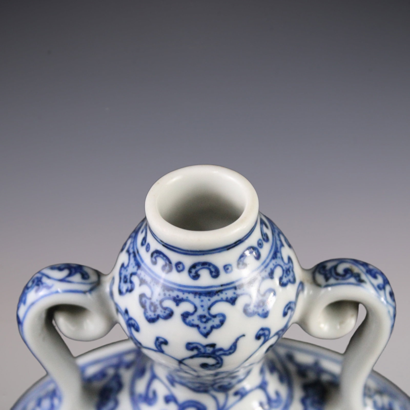 An Exquisite Blue and White Flower Pattern Lotus Pattern Double-Ears Vase - 5
