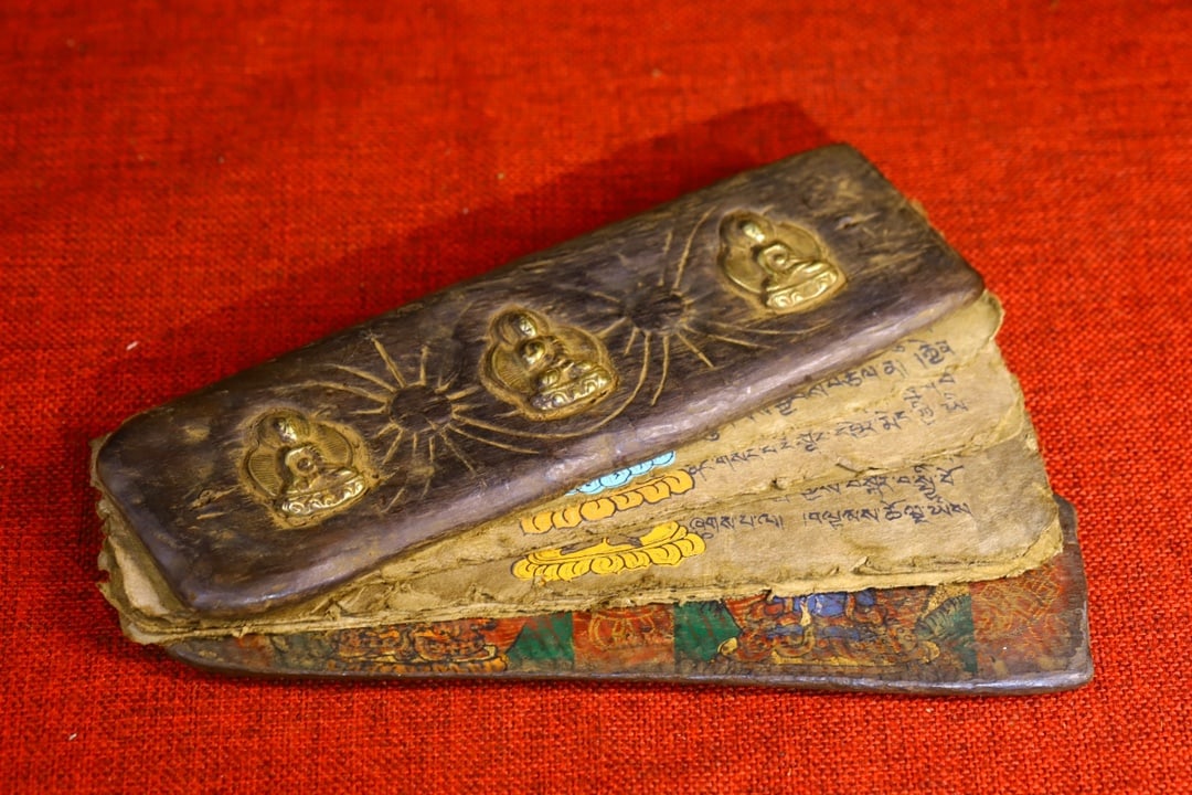 An Exquisite Wooden Painted Color sutra: An Exquisite Wooden Painted Color sutra Qing Dynasty, China Size:22cmx7cm Weight:160g (The Dimensions Of All Batches Are Manually Measured.If You Need More Detailed Information, Please Contact Our Cus