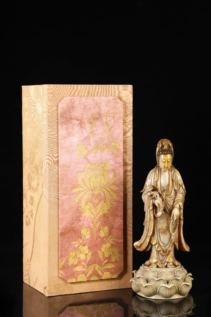 An Exquisite Shoushan Stone Statue of Avalokitesvara Ornament: An Exquisite Shoushan Stone Statue of Avalokitesvara Ornament Qing Dynasty, China Size:27cmx10.5cm Weight:1900g (The Dimensions Of All Batches Are Manually Measured.If You Need More Detailed